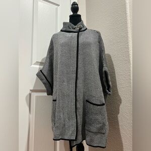 Womens Bird’s Eye Riding Cape Black Ivory One Size Shawl Poncho Pockets Clasp